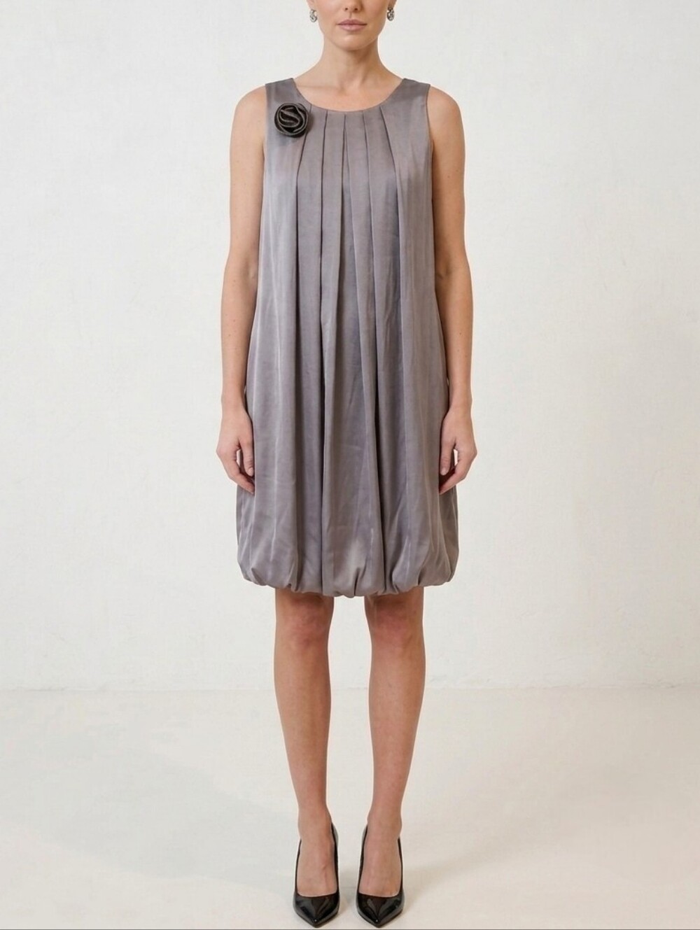 Max Mara Gray 100% Silk Sleeveless Pleated Bubble Hem Mini Dress Womens Size 6 - Picture 2 of 10